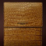 A Burberry nunca erra! Lindíssima capa para iPad em couro estilo "croco".
